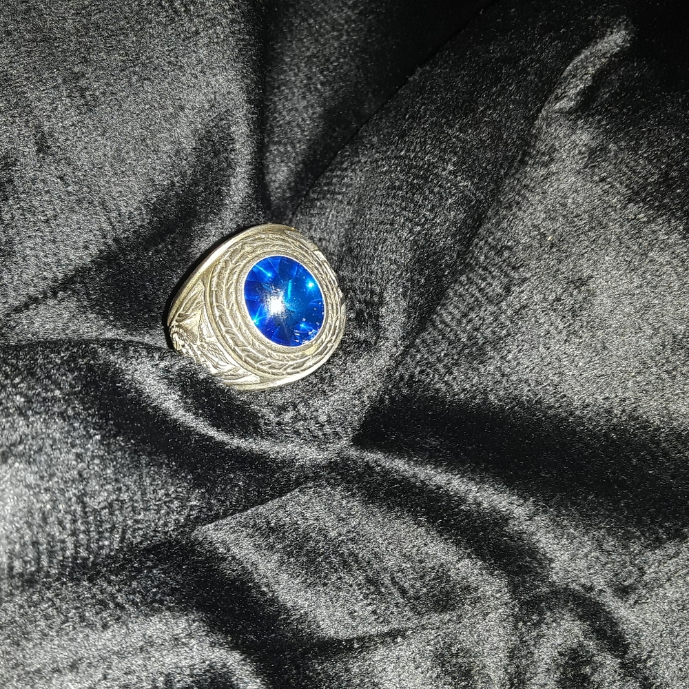 Beautiful antique sapphire class ring